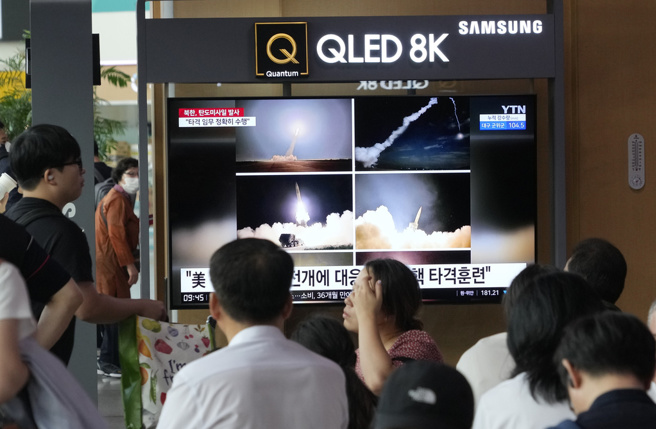 北韩8月30日深夜11时38分左右及46分左右，从朝鲜半岛西岸附近朝东北试射两枚弹道飞弹。（图／美联社）