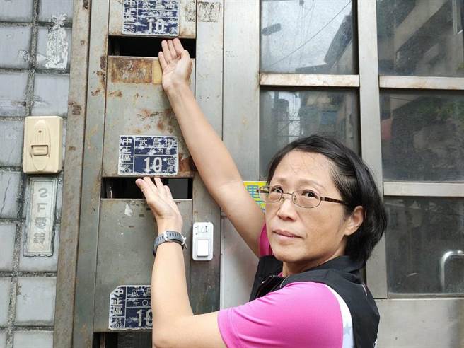 市議員呂美玲表示，現有門牌已經老舊磨損，希望市府能夠及早更新門牌。（張志康攝）
