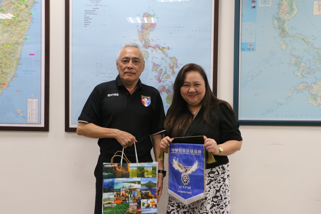 中华足协王麟祥理事长与菲律宾驻台代表处魏佩柔副代表合影。(中华足协提供／黄邱伦台北传真)