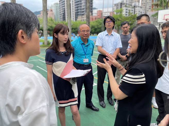 台北市议员许淑华近日接获家长陈情，称选区内的「博爱国小」校地面积无法负荷超过2000名孩童的情况。经过她仔细研究，博爱国小目前校地面积仅23,993平方公尺，全校共有74个班级，而总学生人数高达2,019位孩童。（图取自许淑华脸书）
