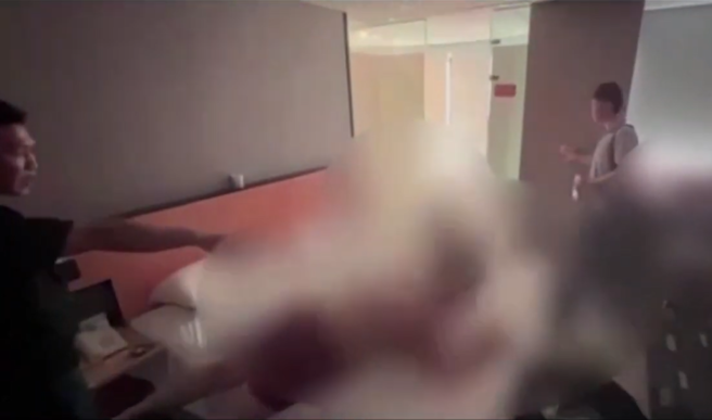 李姓主嫌遭警方压制逮捕。(翻摄画面)