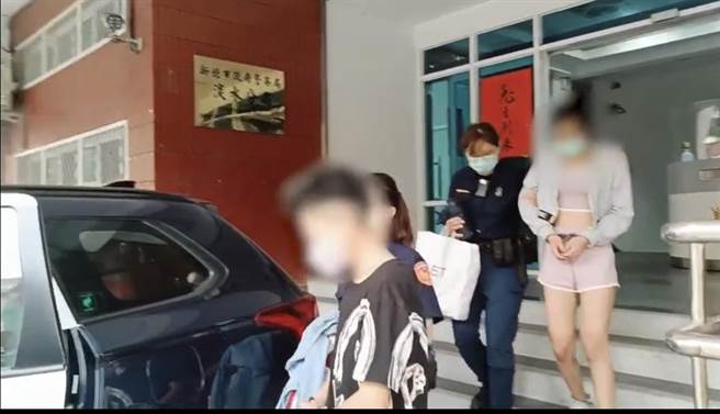 潘女、吳女2人因竊盜等罪遭通緝，15日又於淡水娃娃機店竊取近1萬元。（新北淡水警分局提供）