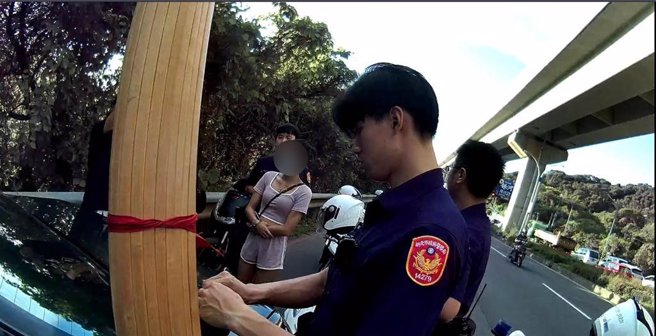 警方於潘女2人車上找到草蓆，經詢問才知道2人平日以車為家，有時候則鋪草蓆睡在公園、停車場。（新北淡水警分局提供）