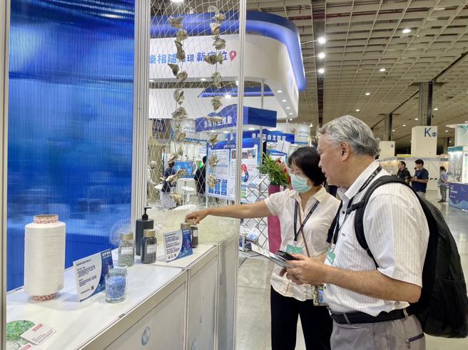 民眾現場體驗海廢化身成各式商品。（圖片來源：海洋保育署提供）