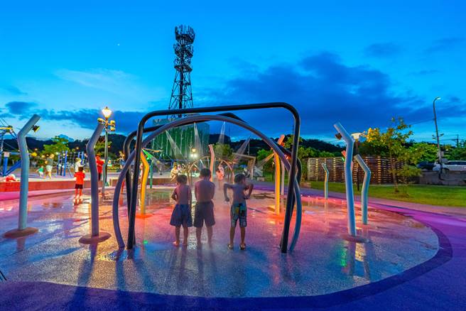 汐止星際遊戲場搭配夜間燈光秀，帶給小朋友更驚奇的戲水樂趣與快樂的暑期回憶。（新北市水利局提供）