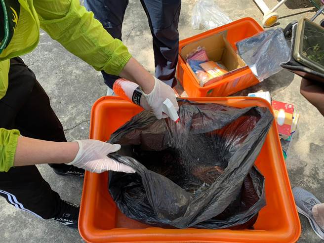 嘉義縣違法屠宰聯合查緝小組日前和縣調查站聯手出擊，當場查到陳姓業者私宰活禽，並找到疑似要售出的屠體。（嘉義縣政府提供∕呂妍庭嘉義傳真）