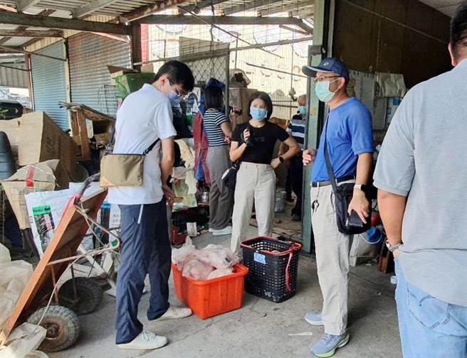 嘉義縣違法屠宰聯合查緝小組日前和縣調查站聯手出擊，當場查到陳姓業者私宰活禽，並找到疑似要售出的屠體。（嘉義縣政府提供∕呂妍庭嘉義傳真）