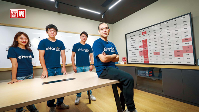 翰林教育科技董事长陈威任(右1)表示，子公司与翰林出版有着不同的工作氛围与制度，例如一年有4次调薪机会、创新奖金制度等，加速团队成长。(摄影・陈宗怡 )