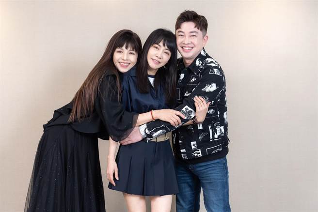 柴智屏（中）跨足养髮产品，邀请李明川（右）、林叶亭代言。（激活魔髮提供）