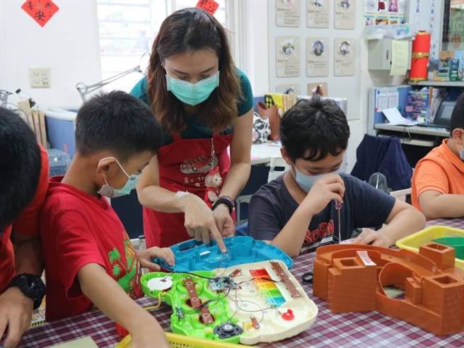 「玩具盒子」带领孩子实际参与玩具回收的流程。（玩具盒子提供／蔡明亘桃园传真）