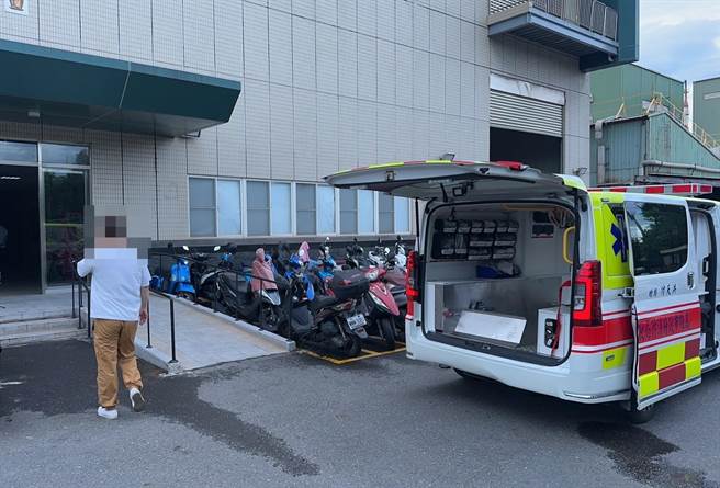 消防人員緊急到場搶救。（翻攝照片／洪靖宜高雄傳真）