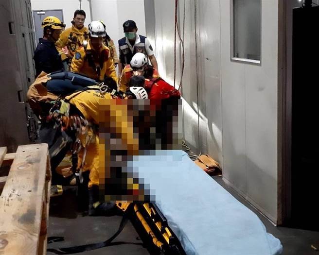 消防人員緊急到場搶救。（翻攝照片／洪靖宜高雄傳真）