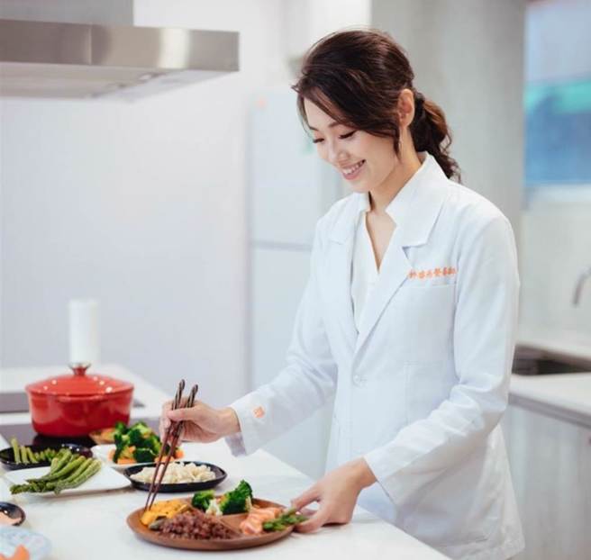 具有長照領域專業背景的營養師許睿慈表示，也可以透過「我的餐盤」比例6口訣來協助記憶進食。（營養師許睿慈提供／徐佑昇基隆傳真）