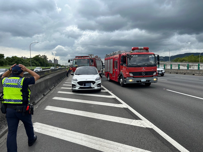 国道3号树林路段北向46.3公里处，今（31）日下午14时45分许，发生1辆小自客车、1辆小自客货车等2辆车擦撞的交通事故。（图／警方提供）