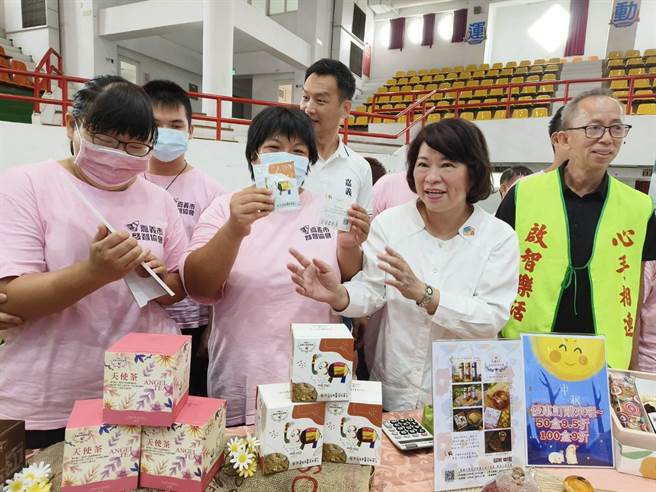 嘉义市长黄敏惠称讚弱势团体手作爱心伴手礼盒品质佳。（廖素慧摄）