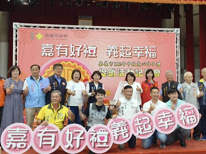 嘉义市长黄敏惠号召各界订购弱势团体制作的爱心伴手礼盒，挺弱势族群。（廖素慧摄）