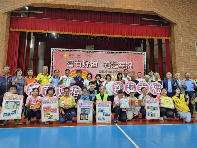 嘉义市政府今天举办爱心伴手礼促销活动，各界热烈相挺。（廖素慧摄）