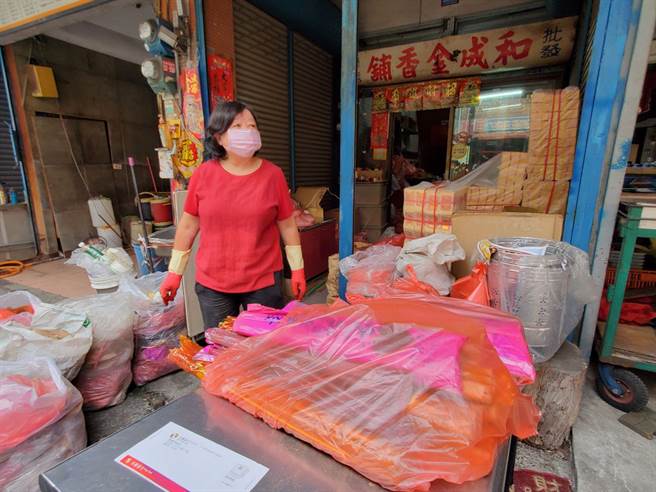 斗六市东市场将走入歷史，经营50年的和成金香舖决定永久打烊，老板娘把最后剩下的金与香致赠有缘的宫庙。（周丽兰摄）