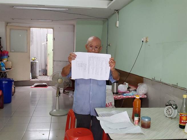 斗六市东市场昨执行断水、断天然气，一个卖素食麵50年的老板坚持不愿搬迁，他出示与省政府打过的契约。（周丽兰摄）