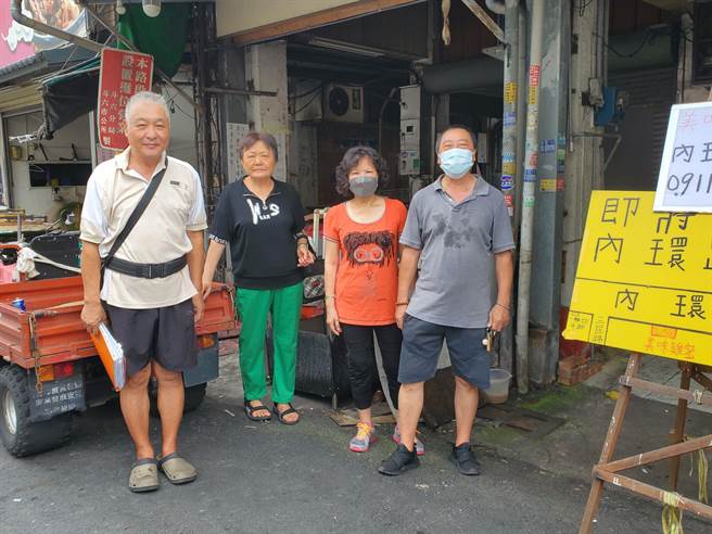 卖水果的东市场摊商自救会长薛永清（左一）与几名摊商陈情。（周丽兰摄）