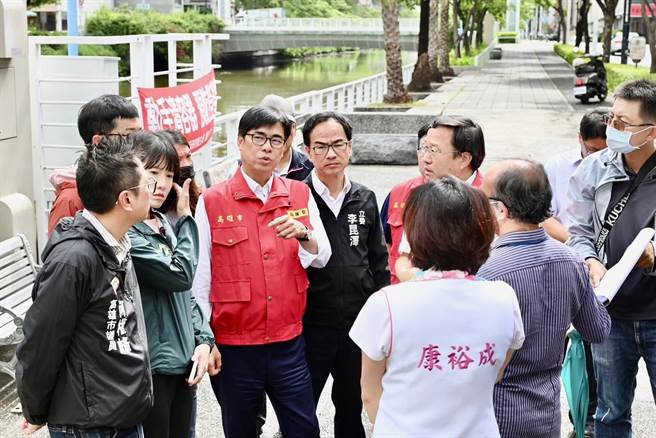 高雄市長陳其邁（左三）於8月31日下午到三民市場視察積水情形。（高雄市水利局提供／林瑞益高雄傳真）