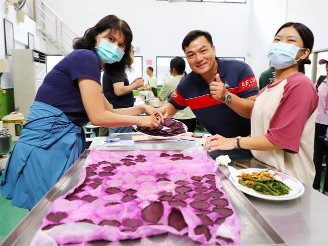 嘉大开设有机农产品加工实务课程，提供学员认识蔬果乾燥技术。（嘉大提供／廖素慧嘉市传真）