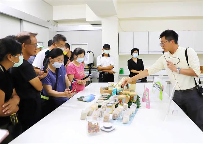 嘉大食品科学系张文昌助理教授向学员介绍各种初级加工产品。（嘉大提供／廖素慧嘉市传真）