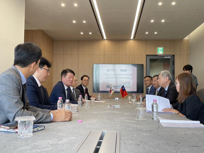 台湾港务公司团队（右）成功争取韩商签下长约。（图／台湾港务公司）