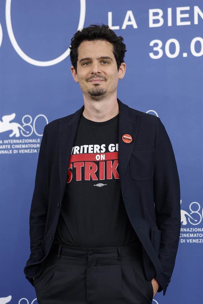 威尼斯影展评审团主席达米恩查泽雷直言支持「罢工」，甚至身着罢工上衣出席威尼斯影展记者会。（图／美联社）