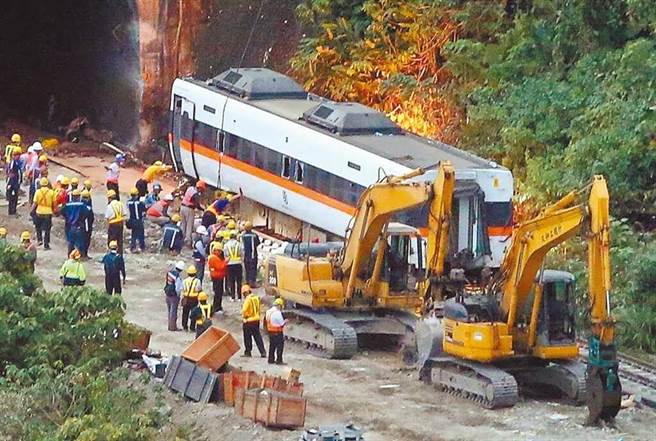鐵路警察表示將在近日重新勘查太魯閣事故車廂。（本報資料照片）