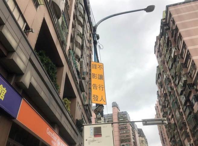 新北市交通局于土城区安和国小、淡水区坪顶国小和板桥区海山国小周边增设科技执法，明9月1日起正式启动。（交通局提供）