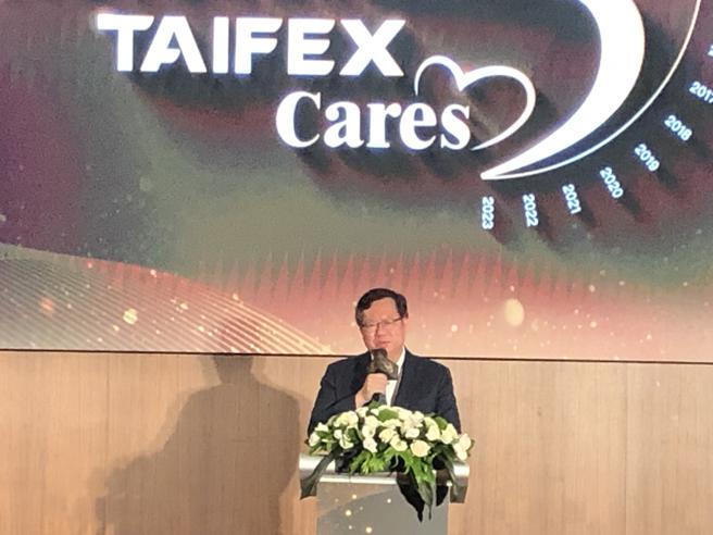 行政院副院长郑文灿致词。（记者李锦奇摄）