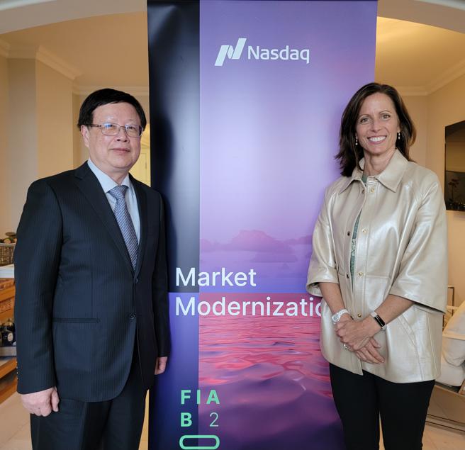 期交所与美国那斯达克交易所(Nasdaq)于期货业协会(FIA)年会期间举行双边会谈，图左为期交所董事长吴自心，图右为Nasdaq董事长兼执行长Adena Friedman。（图/期交所提供）