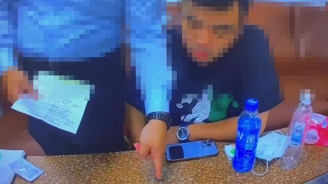 台北市1名39岁黄姓男子，今年6月底到中山区的汽车旅馆入住，花1万8叫来传播妹开毒趴，隔日清晨张女脸色苍白失去生命迹象。（翻摄画面）