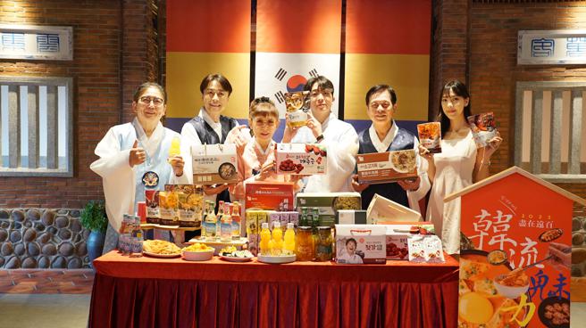 「2023韓流魅力盡在遠百」韓國物產展開跑，遠東百貨徐雪芳總經理（中）、林彰豐營運長（右二）、超市餐飲部陳佑任協理（左一）向大家推薦優質韓國商品。（遠百提供）