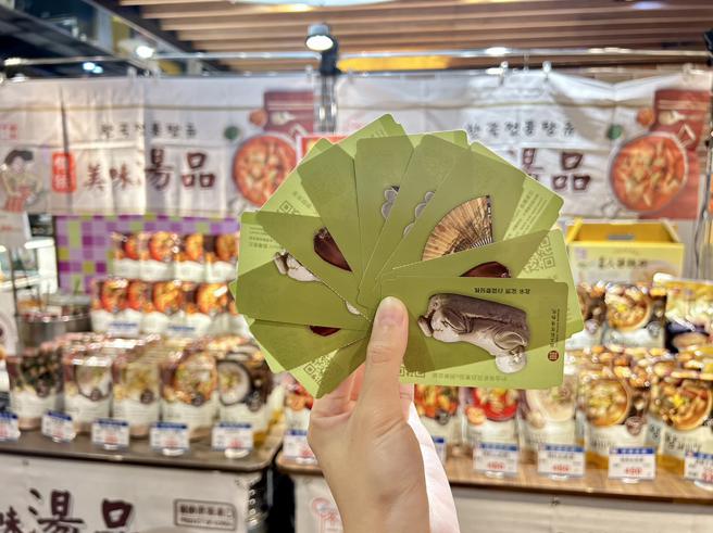 韓國物產展持遠百App或HAPPY GO卡，消費當日單筆滿1500元以上，再贈送故宮南院門票乙張。（遠百提供）