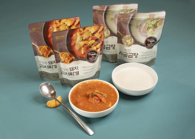 韓國展Ourhome湯品系列，豬肉泡菜湯300g／包，原價320元、特價299元，5包特價1000元；牛骨高湯每包原價180元、特價169元，7包特價1000元。持遠百App或HAPPY GO卡於韓國展單筆消費滿999元，即贈Ourhome粥品乙份。（遠百提供）