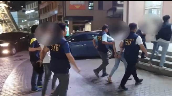 高雄男子上午在舞厅枪手、共犯等3人讯后依枪炮罪嫌送办。（翻摄照片／崔正纲高雄传真）