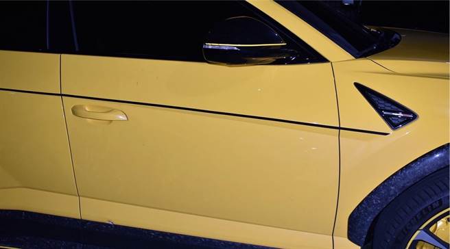 角头「金毛」要价近1400万爱车惨中弹。（翻摄照片／崔正纲高雄传真）