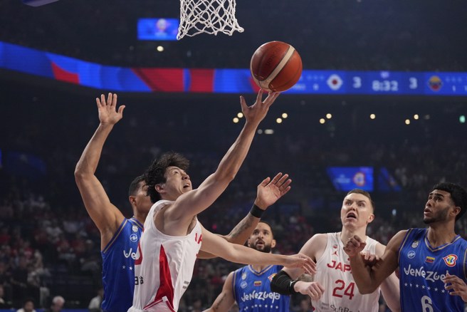 比江島慎在籃下反手勾射得分。(美聯社)