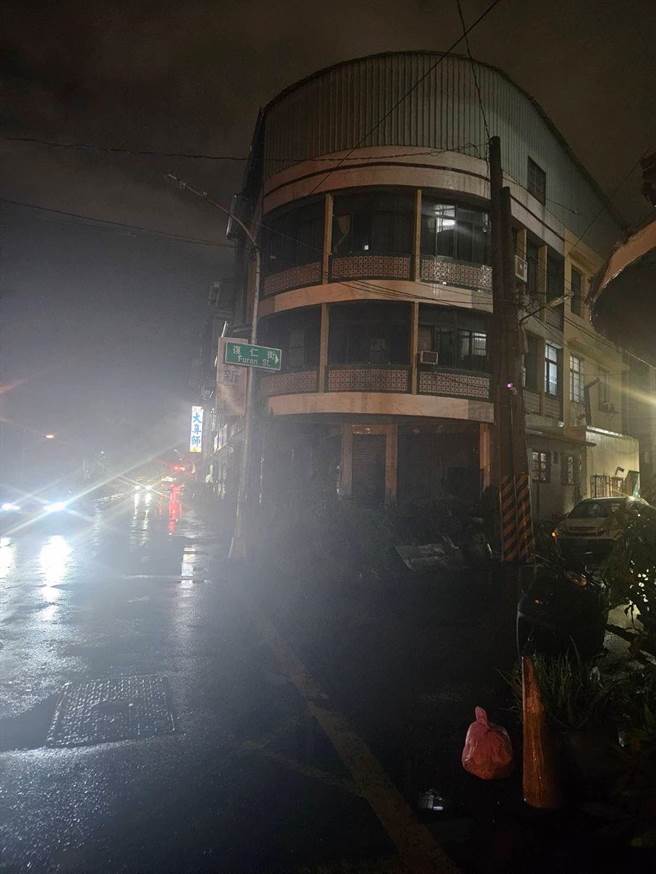 高雄近期停電事故頻傳，鳳山區復興街31日晚間8時許出現全線路燈不亮的狀況。（李雅靜提供／洪浩軒高雄傳真）