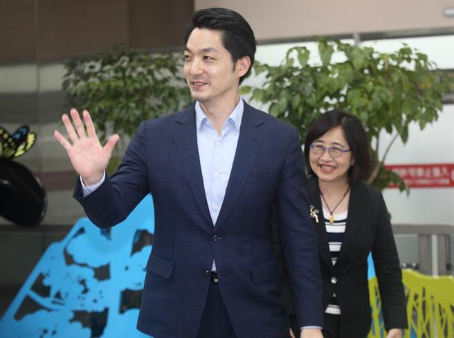 台北市長蔣萬安31日晚間結束三天兩夜上海行，返回台北，在松山機場召開記者會表示，雙城論壇相關的交流十分成功，回到台北要積極落實所簽署的備忘錄內容。（張鎧乙攝）