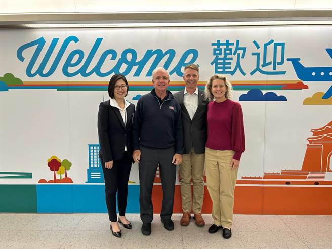 美国联邦眾议院军事委员会副主席魏特曼（右二）、席曼尼兹眾议员（左二）及季耿丝眾议员（右一）抵台访问。外交部北美司司长王良玉（左一）代表外交部欢迎此行。（外交部提供）