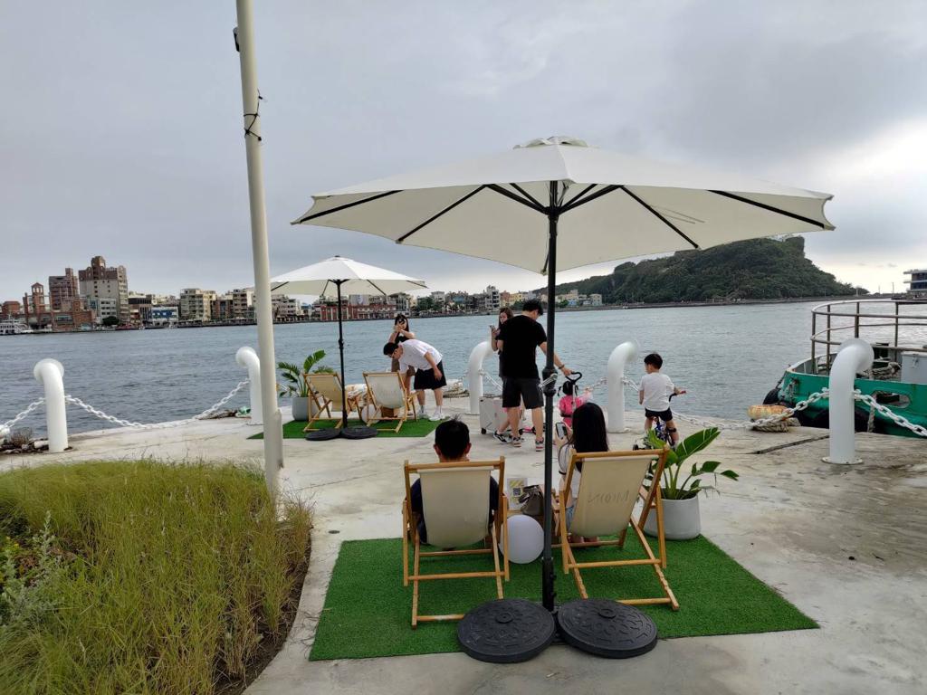 鼓山魚市場改造後戶外咖啡廳特設的舒適座椅（圖片來源：高雄市海洋局提供）
