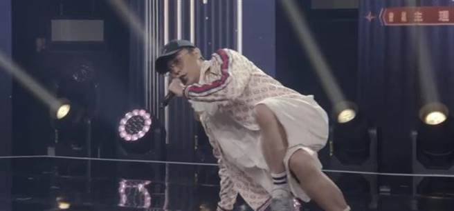 「反骨男孩」团长酷炫出场一边跳着Breaking舞蹈，一边讲冷笑话。（东风卫视提供） 