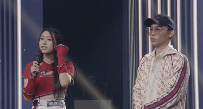 选手翊庭（左）直指物化女性歌曲不好，酷炫急喊强烈抵制。（东风卫视提供）