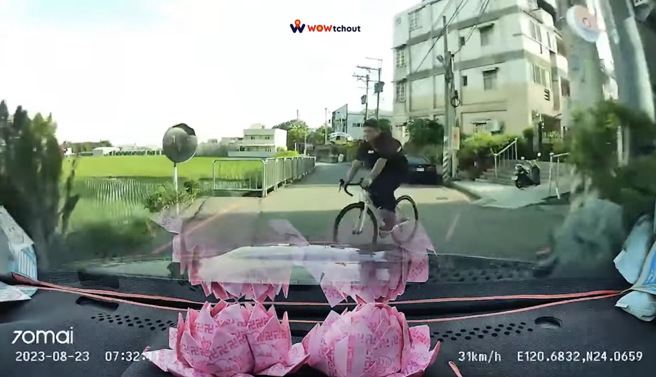 台中市雾峰区一处路口，日前发生1起自小客车对撞脚踏车事故。（翻摄画面/ 截自「WoWtchout-地图型行车纪录器分享平台」）