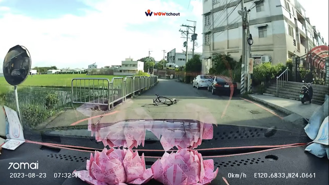 该名驾驶车内挡风玻璃前的「2朵纸折莲花」意外引发网友热议。（翻摄画面/ 截自「WoWtchout-地图型行车纪录器分享平台」）