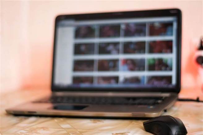 结婚逾20年的老公，前年脸书私讯突然接获31张妻子与其他男人亲吻、贴脸、相拥的亲密合照（示意图，达志影像）