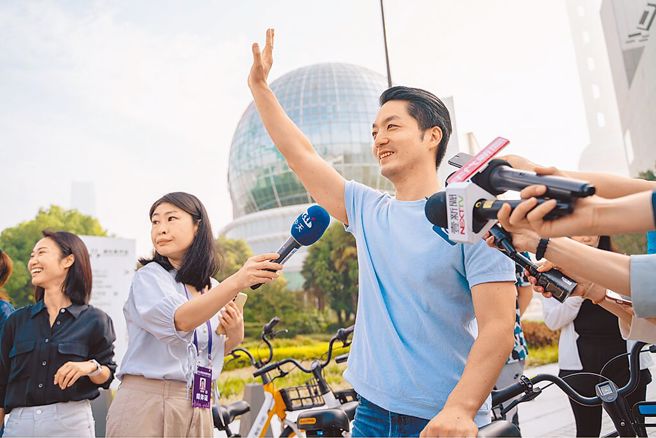 台北市長蔣萬安此趟上海行獲得許多好評。圖為8月31日一早，蔣萬安到黃埔江畔與台灣青年體驗上海的共享單車。（中新社）